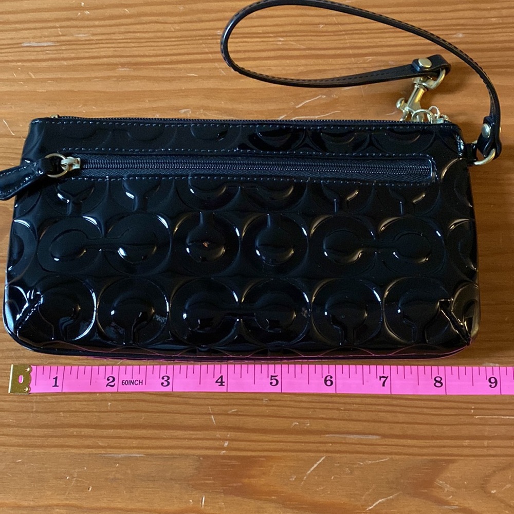 Coach wristlet w zipper close